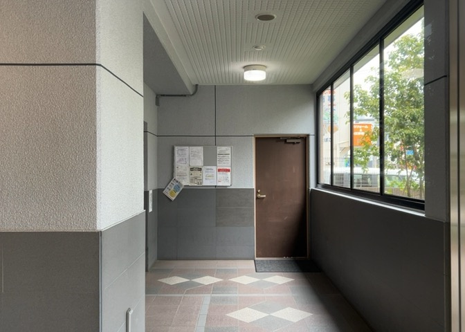 ロビーというと、エントランスと何がちがうの？と思いますよね。実はロビーとエントランスには明確な決まりはありません。物件によっては、エントランスを入って広がるある程度の広さのある空間がロビーとなります。