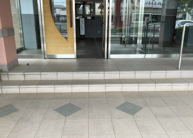 共用部分は、一棟の建物に住む区分所有者全員が共同で所有するとし、共用部分の管理、補修などは、区分所有者で形成される管理組合が行います。個人の判断で勝手に変更することはできませんので覚えておきましょう。