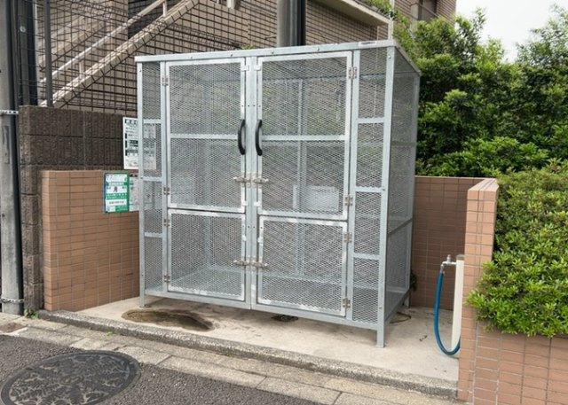 共有部分は、住民なら誰もが使える設備のこと。例えば駐車場やエレベーター、インターネット設備、セキュリティ設備などがあります。他にも、マンションの廊下・外部階段やエントランス・ゴミ置き場などがあります。
