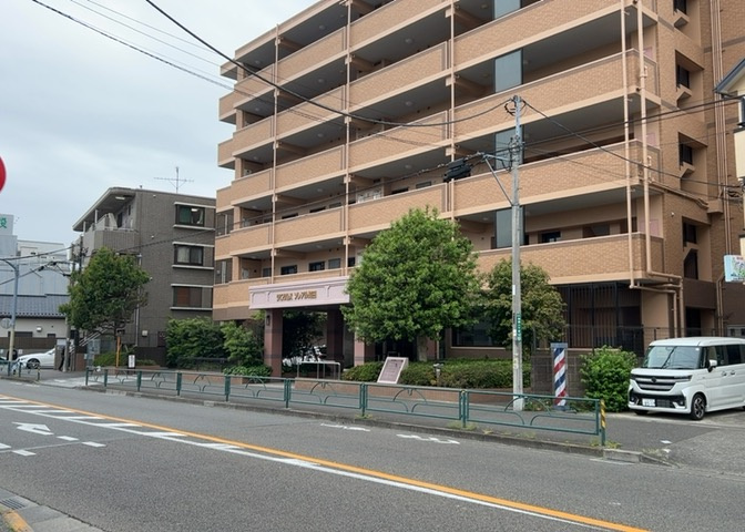 隣家の土地はどうなっているのか、生活利便施設が近くにあるのか、学校まで近いかなど、お客様のライフスタイルにあわせたイメージが重要です。また、近くにあると困る施設が近くにないかも確認するといいでしょう。