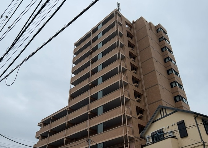 眺望の良さを楽しめるダイニングキッチンで家族団らんの時間を過ごしてはいかがでしょうか。バルコニーから見える景色を家族で眺める時間は、時間が経つのを忘れてしまいそうですね。是非、現地を見に行きましょう！
