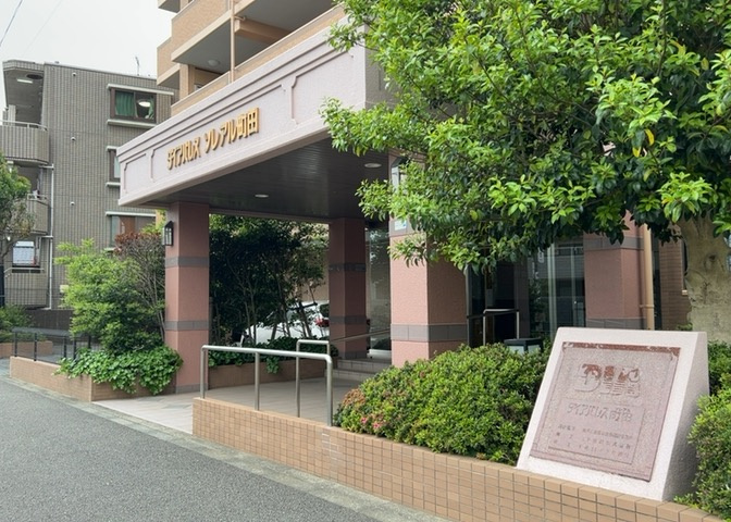 道幅が広い場所は日当たりや風通が良好です。幅が広いのですれ違いも可能ですし大きな車でも駐車可能！一方で、大型車が通ることも多くなるため交通量の増加により騒音に繋がります。また土地の値段が高くなります。