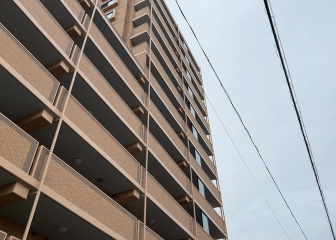 ＲＣ造、Reinforced　Concreteは直訳すると補強されたコンクリートです。主に柱や梁・床・壁が鉄筋とコンクリートで構成おり、鉄筋を組んだ型枠にコンクリートを流し込んで固めたものを指します。
