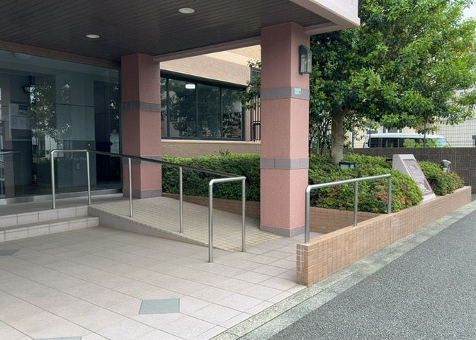 共用部分は、一棟の建物に住む区分所有者全員が共同で所有するとし、共用部分の管理、補修などは、区分所有者で形成される管理組合が行います。個人の判断で勝手に変更することはできませんので覚えておきましょう。