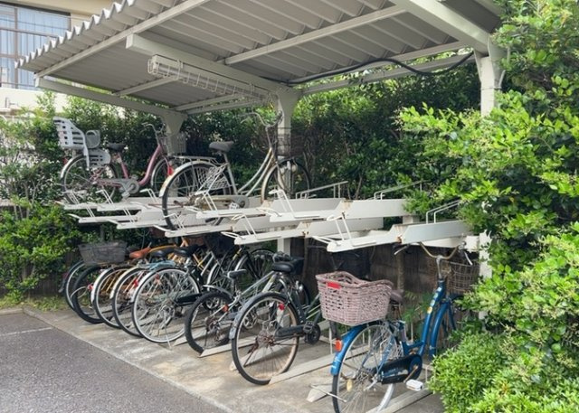 車一台あたりに必要なスペースは、標準サイズの普通自動車で横幅2m50cm、長さ5mは必要になります。ただし、乗降のことも考慮して横幅3m30cm、長さ5m50cmほどは確保できるところを選びましょう。