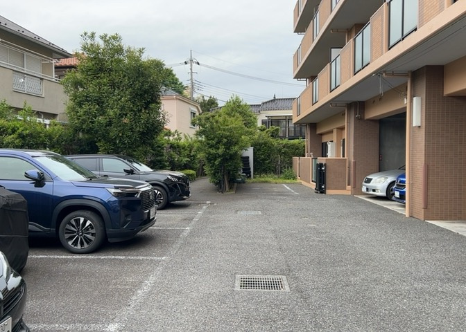 駐車場と明記されていても、最小スペースでつくられた駐車場だと大型車は駐車できなかったり、出入りしにくくなったりする可能性があります。お車のサイズと購入したい物件の駐車場のサイズを現地で確認しましょう。
