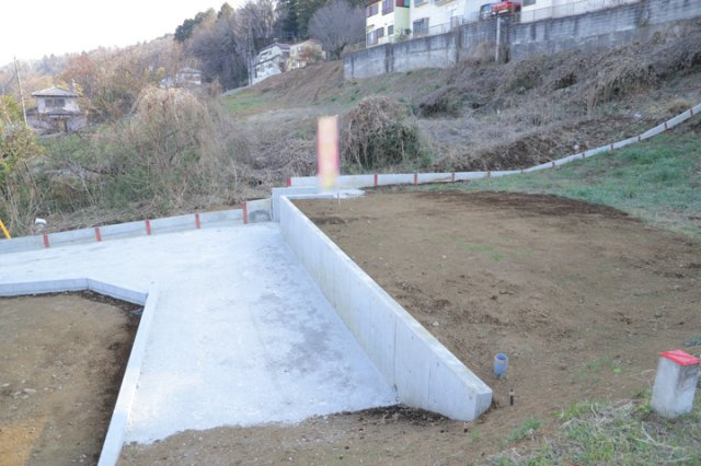 現地に行くなら、物件の周囲の地形がどうなっているかを見ることも大切です。周辺より低くなっている土地では、大雨などで水が集まりやすいため、地盤が弱くなっているということも考えられるため、注意が必要です。