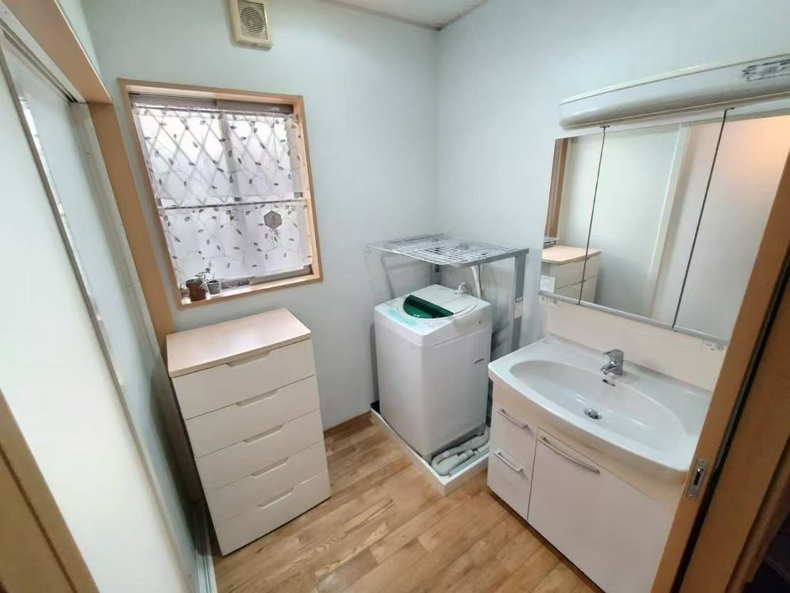 鏡うらが収納になった3面鏡付き洗面化粧台