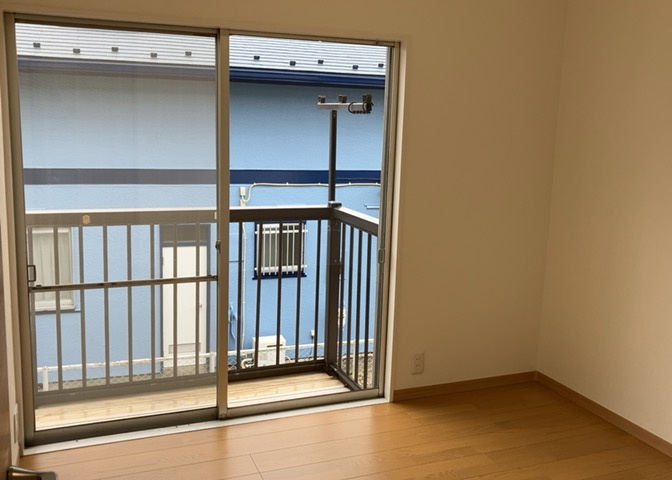 洋室のメリットは重い家具が置きやすく、身の回りが整理しやすいことです。　床がフローリングのため畳とは異なり凹みにくいです。　クローゼットなど収納が豊富で、普段使わない旅行カバンや服の整頓も簡単にです。