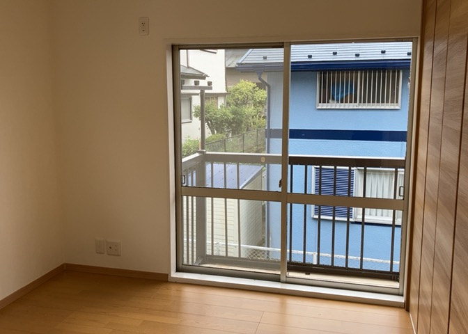 寝室でゆっくりと過ごすためにはベッド周りの適度な空間を担保することや窓の位置、照明の明るさ、寝室の広さなどを考える必要があります。自身や家族の構成とライフスタイルに併せて寝室にする部屋を選びましょう！
