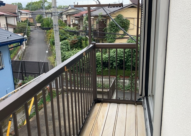 バルコニーは、室外の専用スペースのうち、「屋根がなく開放された空間」であるものを指します。ベランダより広いタイプのものが多く、日当たりもよいため家庭菜園などを楽しみたい人にとって適した環境となります。