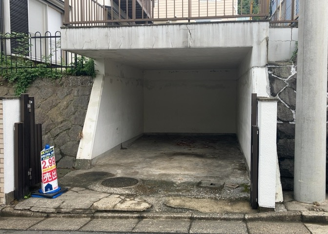 駐車場と明記されていても、最小スペースでつくられた駐車場だと大型車は駐車できなかったり、出入りしにくくなったりする可能性があります。お車のサイズと購入したい物件の駐車場のサイズを現地で確認しましょう。