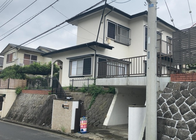 住宅用の土地では前面道路に2m以上接していなければならないと法律で定められています。しかし、お持ちの車のサイズやライフスタイルなどにより、2mでは利便が悪い場合もございますので、事前に確認しましょう。