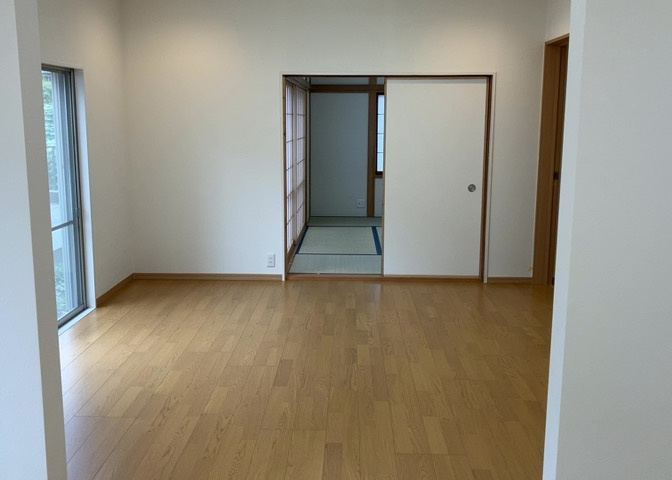 L型アイランドタイプは、キッチンからダイニングにもリビングにも目が行き届くので、とても使いやすい配置です。L字型独立タイプは、キッチンを独立させてるためLDKというよりもLDといった様なイメージです。