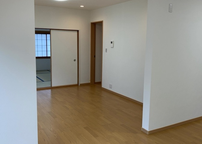ダイニングにはダイニングテーブルセットなどを置くことが多く、間取りにおいて「D」と略記されますが、食事を作るときの作業場として使用したり、朝食を食べたりするときだけに使われるケースも少なくありません。