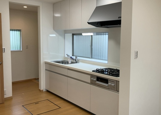 ダイニングとキッチンの間を扉や壁などで仕切らず、一体化させた間取りです。キッチンカウンターがついている物件ならば、食事をキッチンカウンターで取ることで、ダイニングスペースをリビングとして使用できます。
