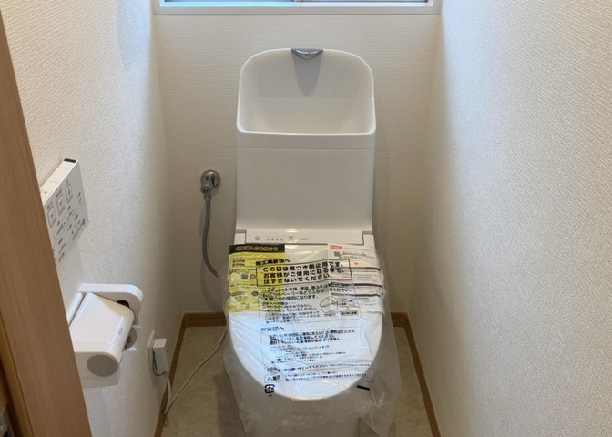 トイレは大きさや形、機能、抗菌性などが異なる多種多彩なタイプが各メーカーから出ています。それぞれに良さがあるため、事前にどういったタイプのトイレがいいのかをご家庭内で決めて、内見に行くといいでしょう。