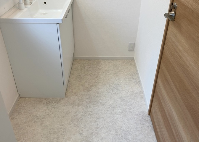 多くの戸建て住宅で見かける洗面脱衣所は、洗面台と洗濯機が2畳ほどのスペースに並べられていて、洗面所が脱衣所を兼ね備えている間取りが一般的です。お客様が利用することもある、パブリックな空間でもあります。