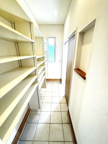 玄関併設のシューズクローゼットです♪もちろん靴以外の大型の荷物も収納可能。お子様の遊具や、ゴルフバッグ、自転車等も収納できます♪