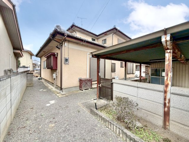 ■外観｜建物が道路から離れており、カーポートが目隠の役目を果たすのでプライベート空間が守られます。