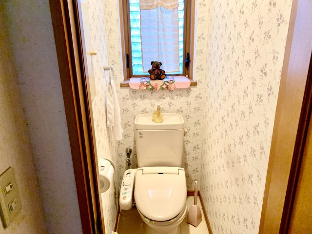 窓のある明るくキレイなトイレです。