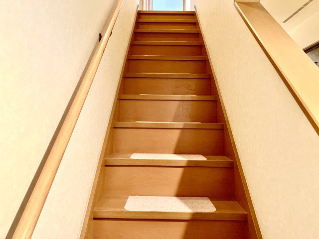 手すりのついた充分な広さの階段です。
