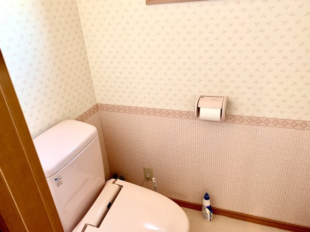 清潔感のある2Fのトイレです。広い空間で、窓も付いています。