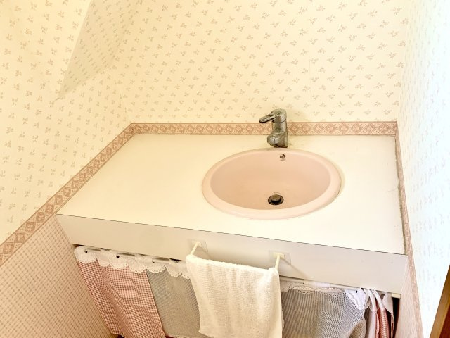 2Fトイレの洗面ボウルです。収納もあり、使いやすそうです。