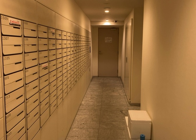 エントランス付近に設置されている集合ポストは、住んでいる部屋と離れているため、ポストをあさるなど誰かに何かされていても被害に気づきにくいです。入居する時には他人に特定されにくい番号で鍵をかけましょう！