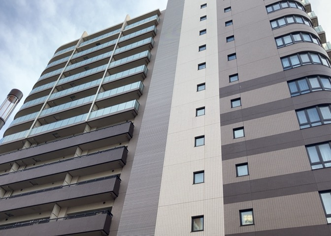 眺望の良さを楽しめるダイニングキッチンで家族団らんの時間を過ごしてはいかがでしょうか。バルコニーから見える景色を家族で眺める時間は、時間が経つのを忘れてしまいそうですね。是非、現地を見に行きましょう！