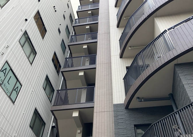 共有部分は、住民なら誰もが使える設備のこと。例えば駐車場やエレベーター、インターネット設備、セキュリティ設備などがあります。他にも、マンションの廊下・外部階段やエントランス・ゴミ置き場などがあります。