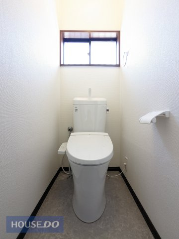 白を基調とした清潔感のある温水洗浄便座付きトイレ！上部に窓があり、自然光が入り明るく、換気もしやすいので衛生的です。