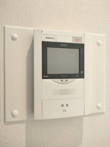 【TVモニター付きインターホン】　訪問者の顔を見ることができるので、安心してドアを開けられます。