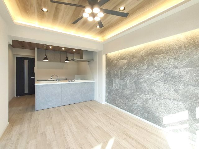 【LDK約14.0帖】　空間の表情を優美に変える、間接照明の設置にも適した装飾が拵えられています。