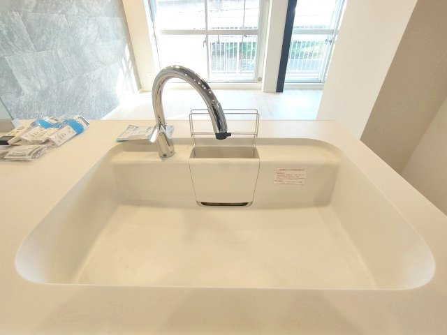 【シンク】　人造大理石のシンクは天板との継ぎ目がないためお手入れがラクラク♪