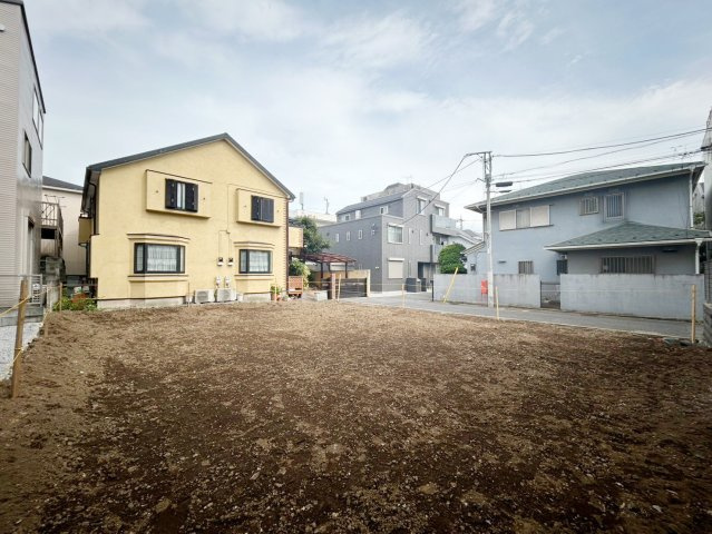 隣地との距離感も程よく確保された良好な住環境！風通しの良い開放的な空間設計が可能で、ご家族皆様が安心して心豊かに暮らせる理想の住まいが叶います。