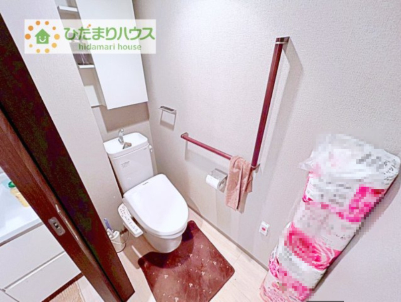 手すり付きで安心のお手洗いです(^^)/