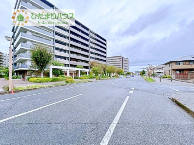 周辺は緑も多く、スーパーやドラックストアも近い為、住環境良好です♪