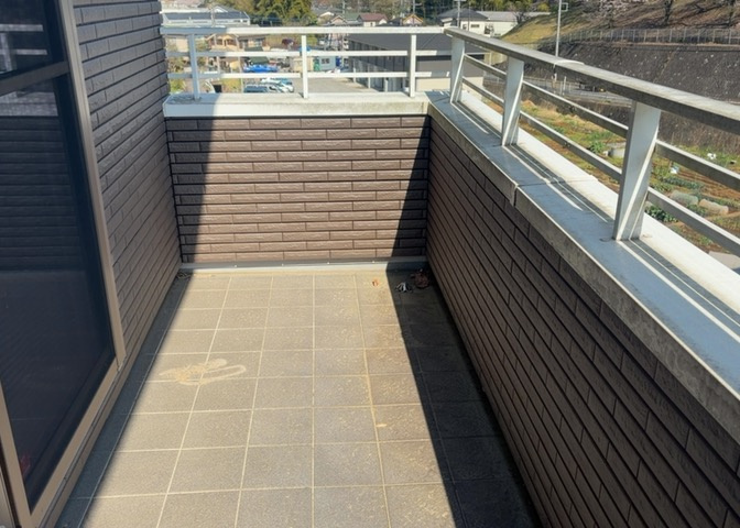バルコニーは、室外の専用スペースのうち、「屋根がなく開放された空間」であるものを指します。ベランダより広いタイプのものが多く、日当たりもよいため家庭菜園などを楽しみたい人にとって適した環境となります。