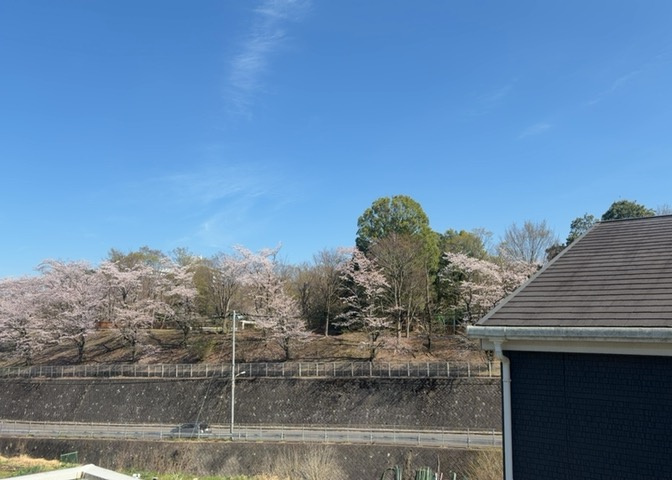 眺望を気にして物件を探す場合、前面に建物が建っていないか現地で確認しましょう！前面に建物があると景色はもちろん、日当たりや風通しにも影響が出てきます。住んだ時のことを想像しながら現地見学をしましょう。