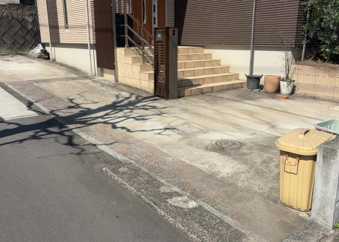 駐車場と明記されていても、最小スペースでつくられた駐車場だと大型車は駐車できなかったり、出入りしにくくなったりする可能性があります。お車のサイズと購入したい物件の駐車場のサイズを現地で確認しましょう。