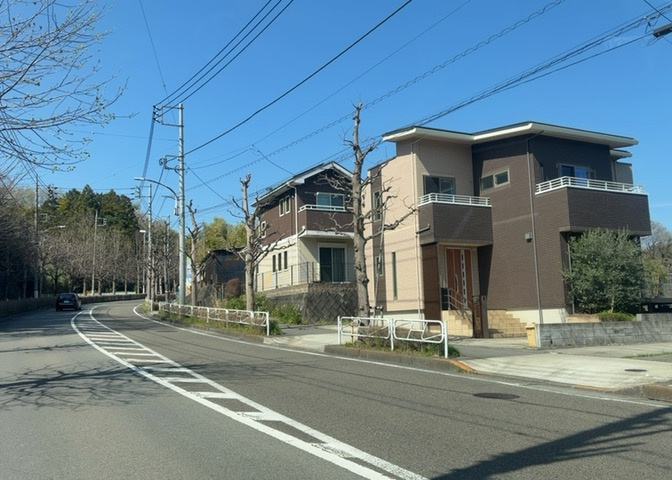 住宅用の土地では前面道路に2m以上接していなければならないと法律で定められています。しかし、お持ちの車のサイズやライフスタイルなどにより、2mでは利便が悪い場合もございますので、事前に確認しましょう。