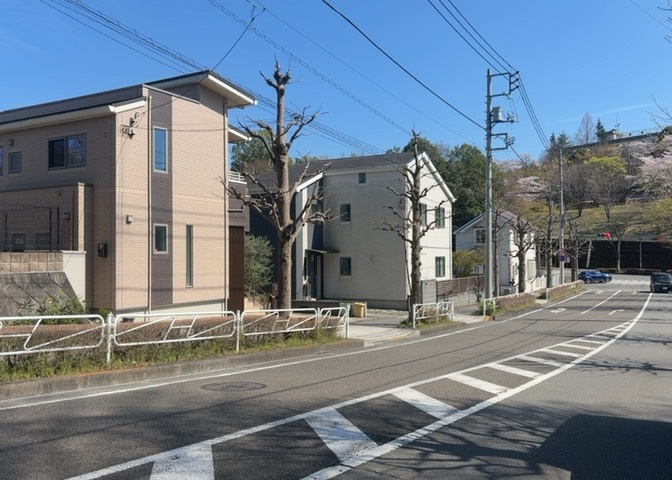 お持ちの車種によっては前面道路が広い方が便利でしょう。しかし、前面道路が広ければその分交通量が多くなるため、騒音などが気になる場合があります。実際に現地を見学し、周辺交通量や騒音などを確認しましょう！