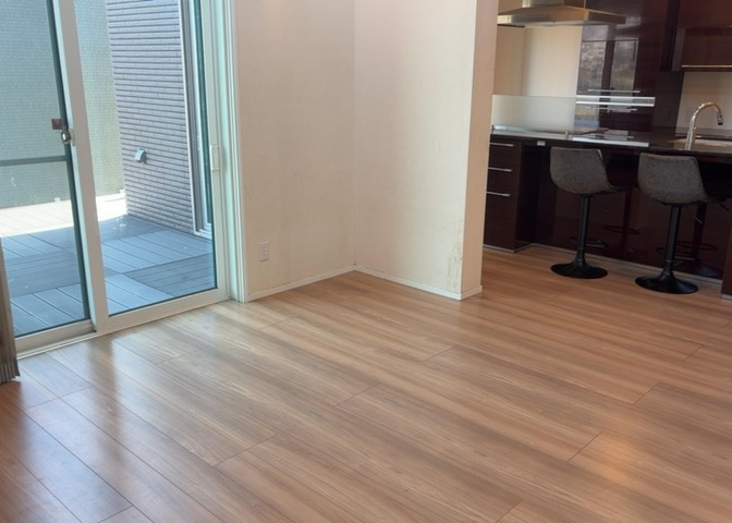 L型アイランドタイプは、キッチンからダイニングにもリビングにも目が行き届くので、とても使いやすい配置です。L字型独立タイプは、キッチンを独立させてるためLDKというよりもLDといった様なイメージです。