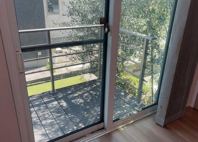 サッシは、ガラス窓に使用される金属製の窓枠です。一般的に住宅建築では、金属製建具工事の段階でガラス類・玄関などと同時に設置されます。種類や構造により断熱性能や遮音性能が異なるので現地でご確認ください。