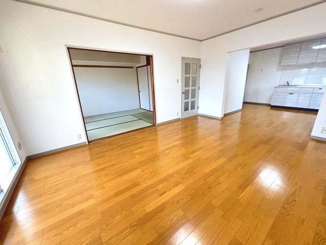 南側の和室と繋げると約23帖のリビングとしてお使いいただけます。