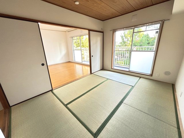 リビングで過ごしながら和室で遊ぶお子様の様子が見られたり、急な来客の再は引戸で仕切れるのでプライバシーの確保もできます。
