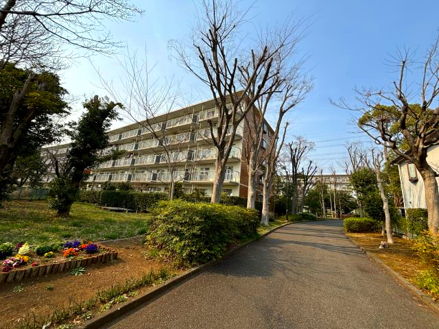 公園の中に住んでいるような豊かな緑の中にあり、落ち着いた住環境です。