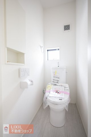 【トイレ】現地完成写真。温水洗浄暖房便座付き。