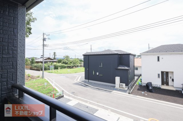 【建物からの眺望】現地完成写真。バルコニーからの景色。十分な間隔が確保されております。